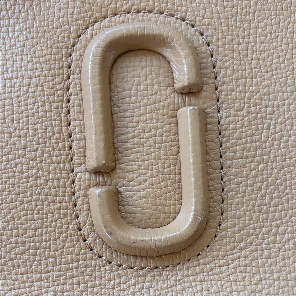 Marc Jacobs Camel TanCrossbody Pebble Shutter - Picture 12 of 13